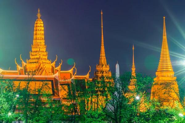 Twilight tempel van de Smaragden Boeddha Wat Phra Kaew van Bangkok, Thailand. — Stockfoto