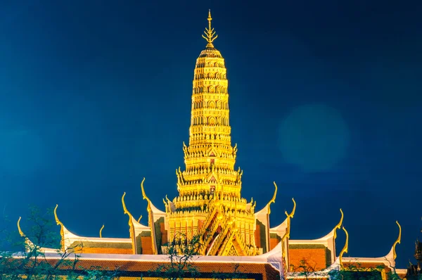 Templo Crepúsculo del Buda Esmeralda Wat Phra Kaew de Bangkok, Tailandia . —  Fotos de Stock