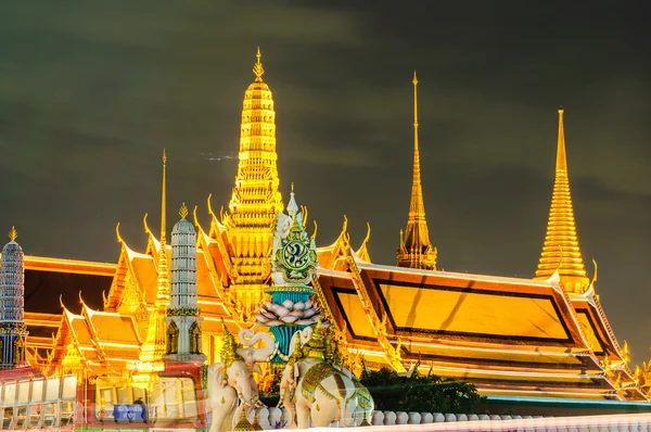 Templo Crepúsculo del Buda Esmeralda Wat Phra Kaew de Bangkok, Tailandia . —  Fotos de Stock
