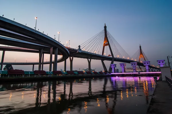 Ponte di Bhumibol alla sera, Bangkok Thailandia — Foto Stock