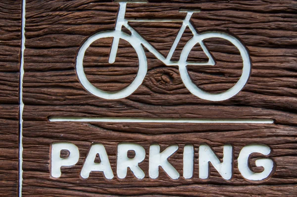 Bicicletas símbolos de estacionamento e sinal no jardim — Fotografia de Stock