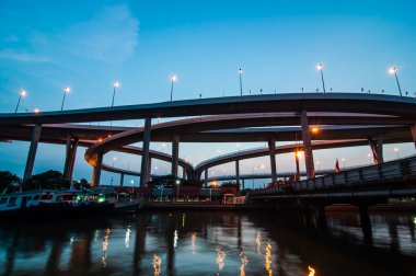 Bhumibol Köprüsü'nde akşam, Bangkok Tayland