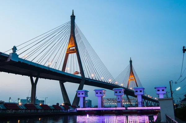 Ponte di Bhumibol alla sera, Bangkok Thailandia — Foto Stock