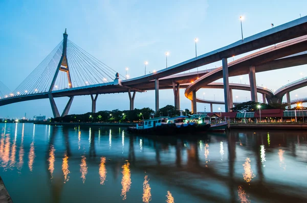 Ponte di Bhumibol alla sera, Bangkok Thailandia — Foto Stock