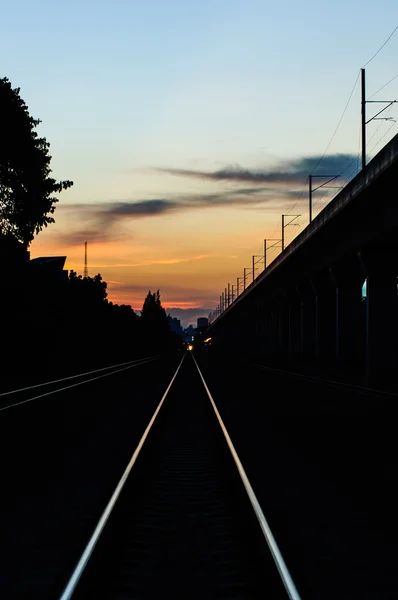 Railway tracks in the shadow light of sunset. — Stock Photo, Image