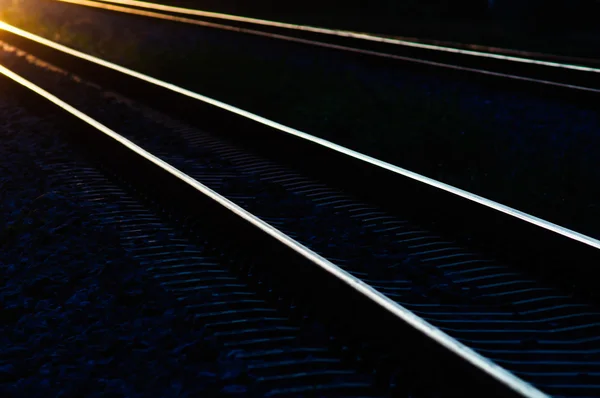 Bahngleise im Schattenlicht des Sonnenuntergangs. — Stockfoto