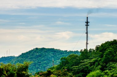 Havalandırma yığını ülkenin petrol rafineri sanayi. Rafineri üzerinde bitki