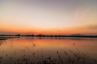 Nehri ile dağ arka plan güzel gün batımı görünümü.