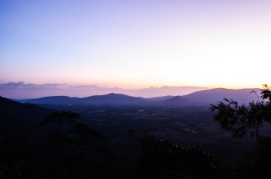 Işık günbatımı Wang Nam Kheaw Dağları ile