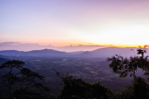 Licht van de zonsondergang met bergen op Wang Nam Kheaw — Stockfoto