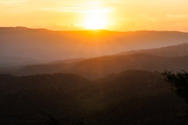 Işık günbatımı Wang Nam Kheaw Dağları ile