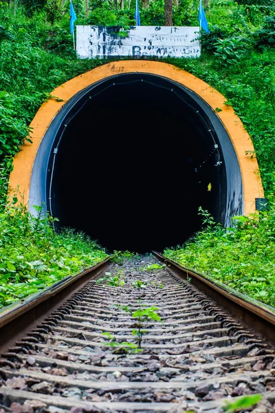 Eisenbahntunnel durch die Berge, Thailand. — Stockfoto