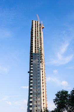 Mavi gökyüzü arka plan ile otel inşaatı.