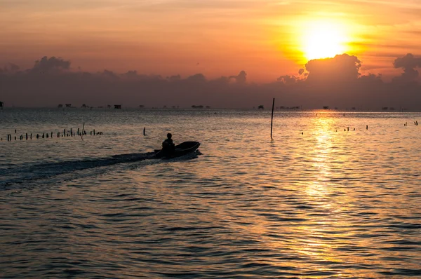 Lever de soleil chez le pêcheur en mer . — Photo