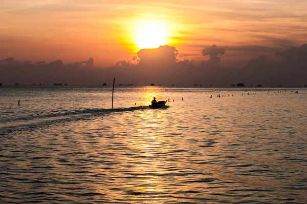 Lever de soleil chez le pêcheur en mer . — Photo