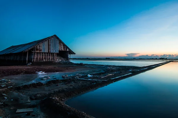 Entrepôt de sel de mer ferme salée de beau paysage lumière coucher de soleil . — Photo