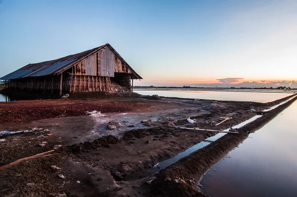 Zout magazijn zee zout boerderij van prachtige landschap licht zonsondergang. — Stockfoto