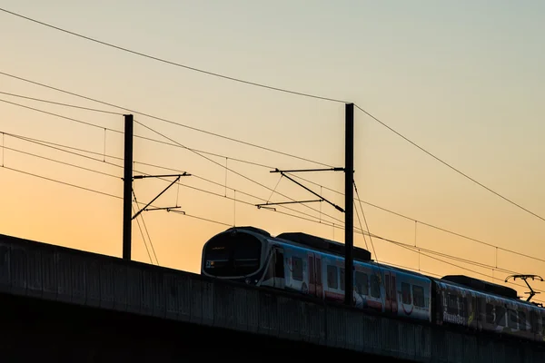 Flughafenverbindung (Stadtlinie) im Hintergrund des Sonnenuntergangs. — Stockfoto