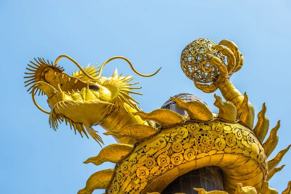 Dragón de oro está hecho de chatarra de acero sobre fondo de cielo azul . —  Fotos de Stock