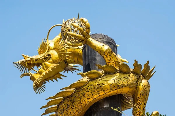 Dragón de oro está hecho de chatarra de acero sobre fondo de cielo azul . —  Fotos de Stock