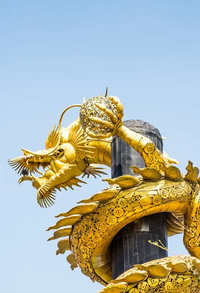 Dragón de oro está hecho de chatarra de acero sobre fondo de cielo azul . —  Fotos de Stock