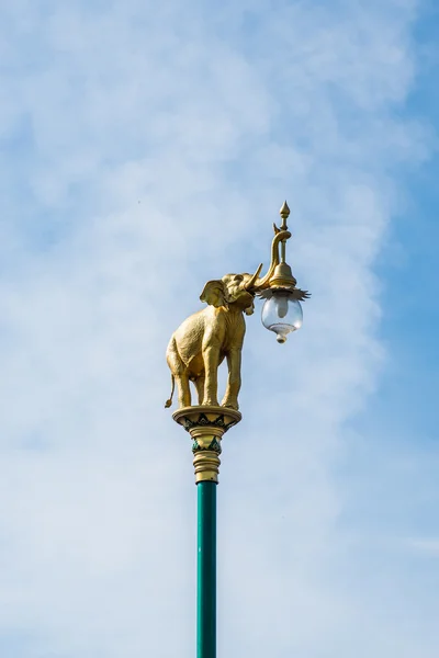 Lampe statues d'éléphant sur fond bleu ciel — Photo