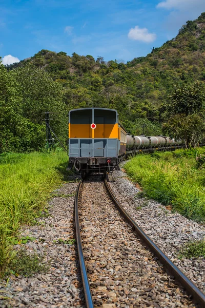 Железнодорожный транспорт в сельской местности, Сарабури-Таиланд — стоковое фото