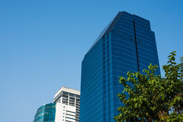Toren glas op blauwe hemelachtergrond — Stockfoto