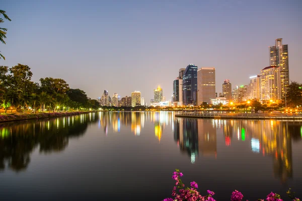 Twilight Benjakiti Park in Bangkok, Thailand — Stock Photo, Image