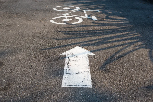 Verkehrszeichen für Fahrrad im Park — Stockfoto
