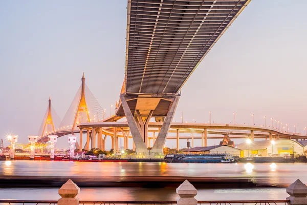 Bhumibol autostrada Ponte Crepuscolo in vista . — Foto Stock