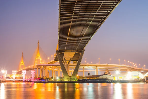 Bhumibol autostrada Ponte Crepuscolo in vista . — Foto Stock