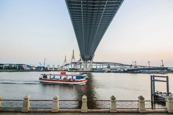 Bhumibol autostrada Ponte Crepuscolo in vista . — Foto Stock