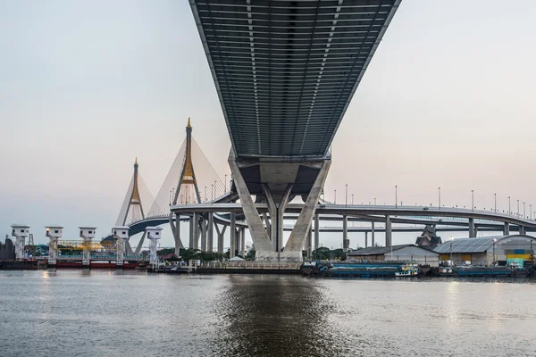 Bhumibol autostrada Ponte Crepuscolo in vista . — Foto Stock