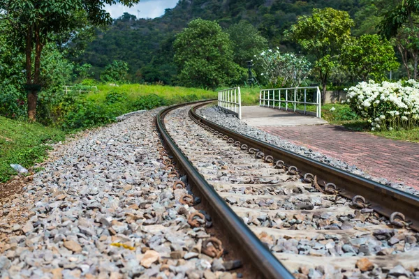 Железнодорожный транспорт в сельской местности, Сарабури-Таиланд — стоковое фото