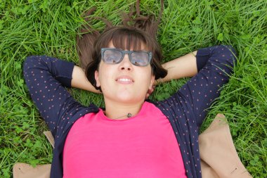 Kız çim üzerinde yalan