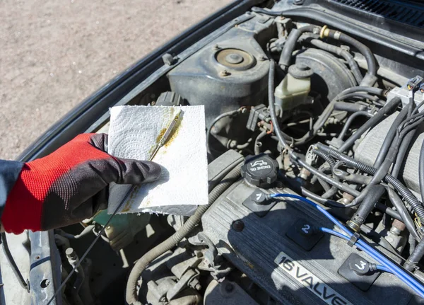 Automechaniker Überprüft Ölstand Automotor Nahaufnahme — Stockfoto