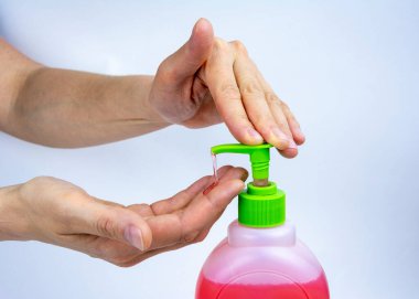 Sıvı sabun, el dezenfeksiyonu için alkol jeli kullanımı, el derisinden viral bakterilerin çıkarılması, beyaz arka plan, kopyalama alanı.