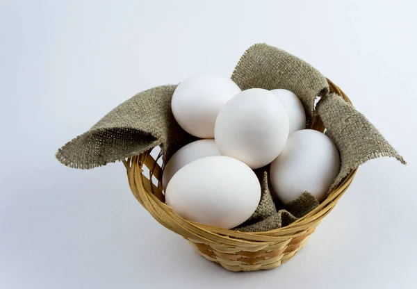 Oeufs Poulet Blanc Trouvent Dans Panier Bois Sur Une Serviette — Photo