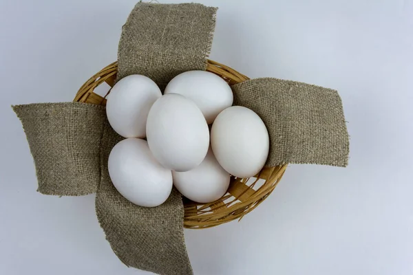 Oeufs Poulet Blanc Trouvent Dans Panier Bois Sur Une Serviette — Photo