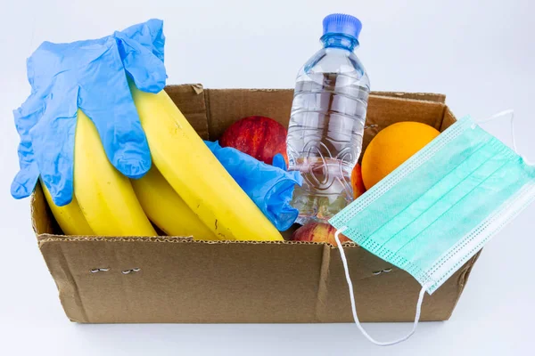 Uma Caixa Papelão Para Doações Assistência Frutas Uma Garrafa Água — Fotografia de Stock