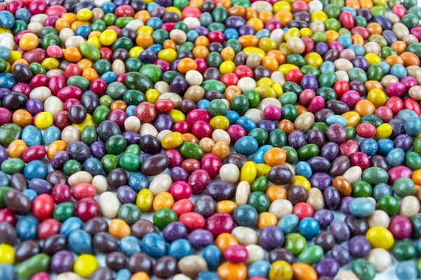 Renkli yuvarlak şeker damlalarının renkli arka planı. Parlak şeker topları ya da cereyanlar. Renk arkaplanı.