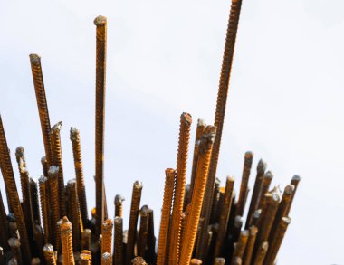 Gökyüzüne karşı inşaat alanında beton takviyesi için paslı çelik takviyesi..