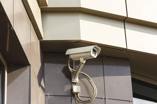 Überwachungskamera Auf Dunklem Modernem Gebäude Sicherheitstechnik Gebäudesicherheit Überwachung Und Sicherheit — Stockfoto