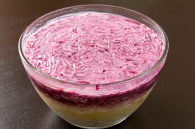 Süslü kürk mantonun altında ringa salatası. Rus mutfağı. Tatil, Yeni Yıl