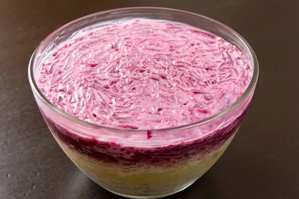 Süslü kürk mantonun altında ringa salatası. Rus mutfağı. Tatil, Yeni Yıl