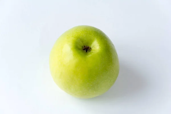 Beyaz Arka Planda Izole Edilmiş Sulu Olgun Yeşil Elma — Stok fotoğraf