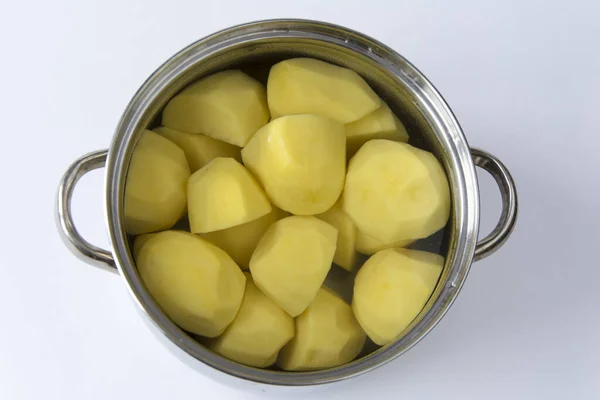 Geschilde Aardappelen Liggen Water Een Pan Klaar Koken Het Fornuis — Stockfoto