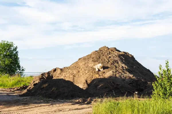 Una Gran Pila Tierra Orilla Bahía Ecología Suelo Gentrificación Del —  Fotos de Stock