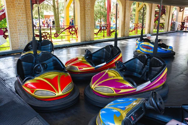 Renkli çarpışan arabalar, lunaparkta yarış arabaları, tümseklerle yarış.